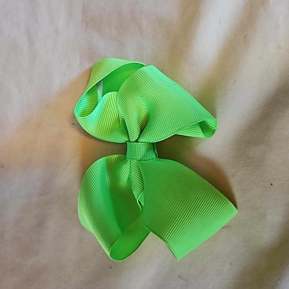 Green bow tie hair clip